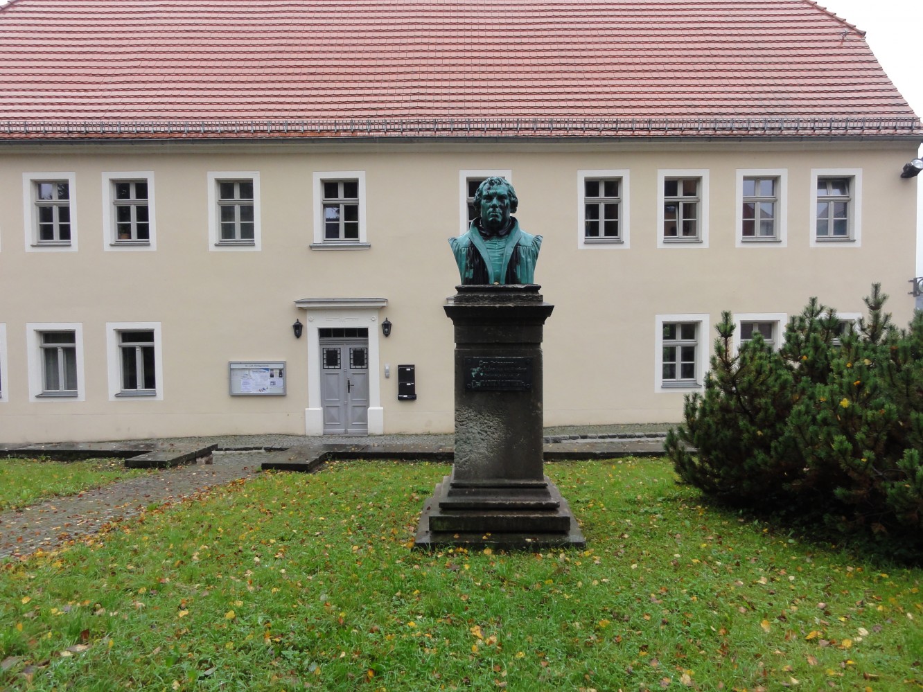 1494164412_2014-09-14 Pfarrgasse 1 u. Luther-Denkmal.JPG